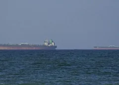 EUA abordam navio com petróleo iraniano, e Trump autoriza tiros contra minas no estreito de Ormuz